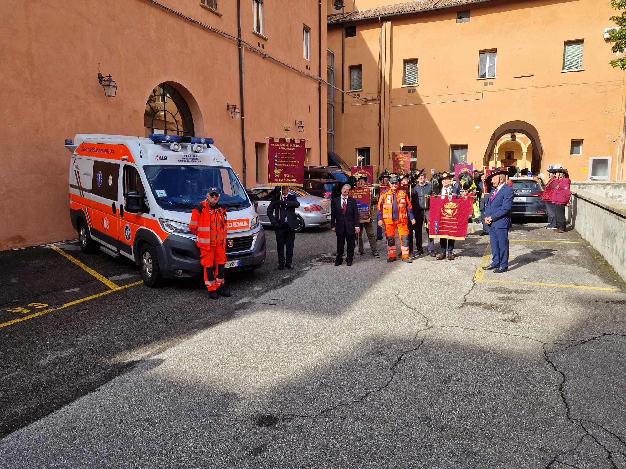 Sfilata dei bersaglieri con fanfara per il centro di Bologna